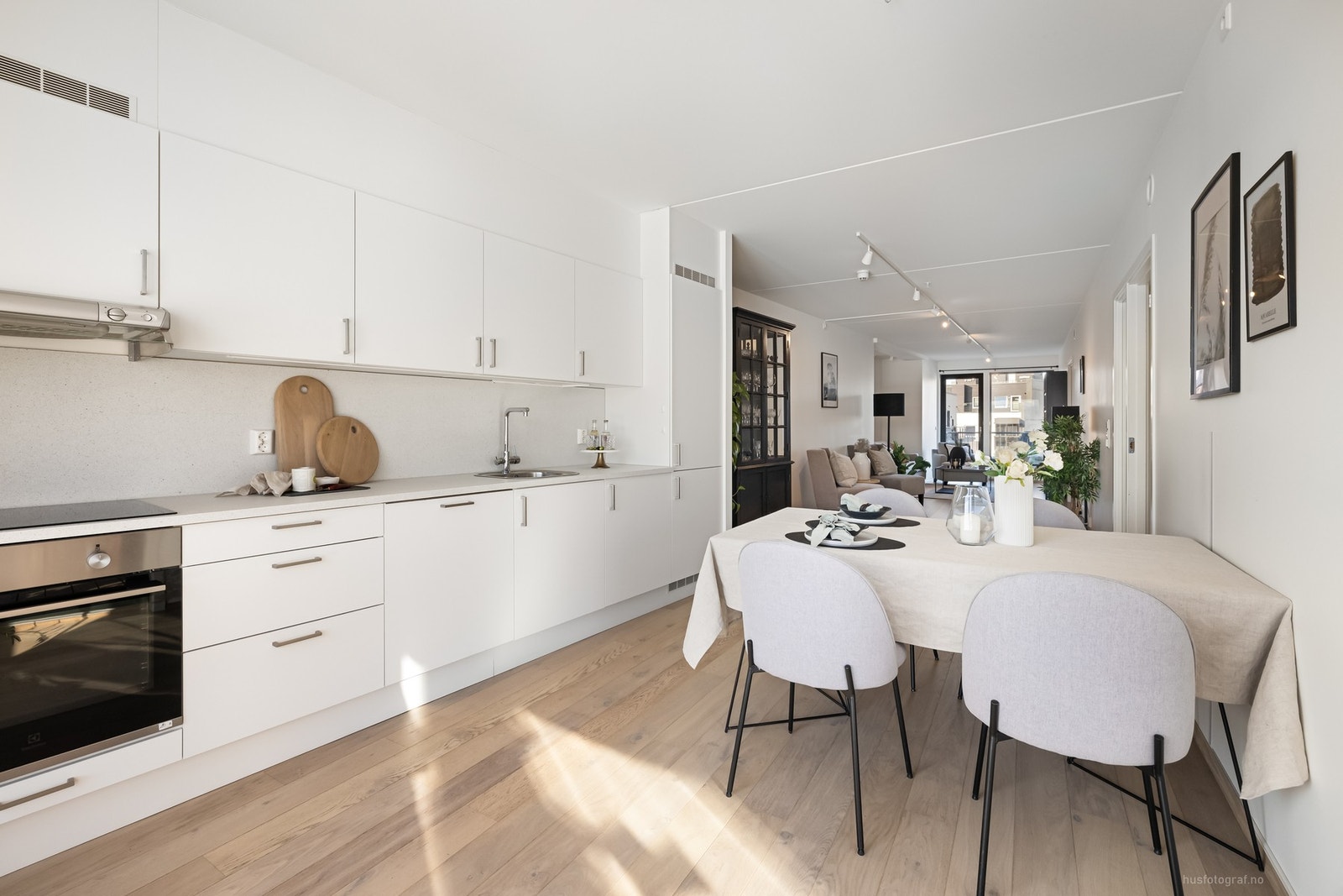 Kjøkken med god skap- og benkeplass samt integrerte hvitevarer Galleribilde