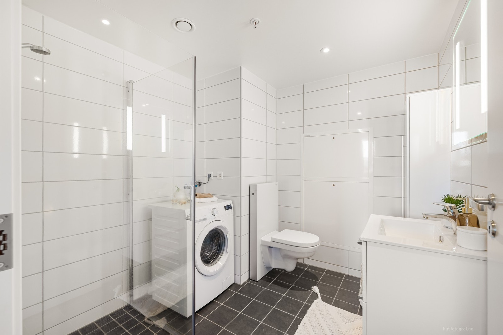 Pent, flislagt bad med dusjhjørne, servant og wc Galleribilde