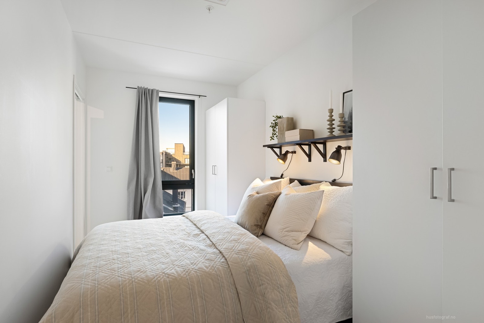 Det er plass til dobbeltseng samt godt med garderobeskap Galleribilde