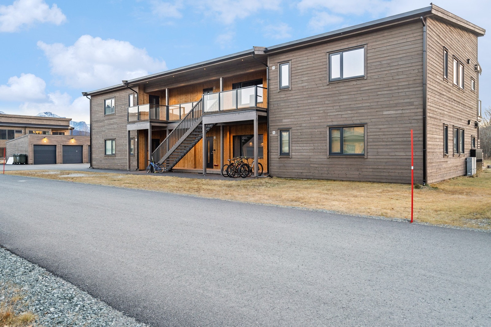 I Hansvoll boligfelt bor du nær fjorden, fjellan og elva. Galleribilde