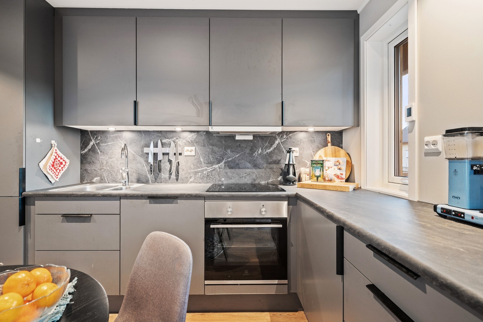 Takhøye overskap og integrert oppvaskmaskin, kjøleskap og stekeovn med koketopp Galleribilde