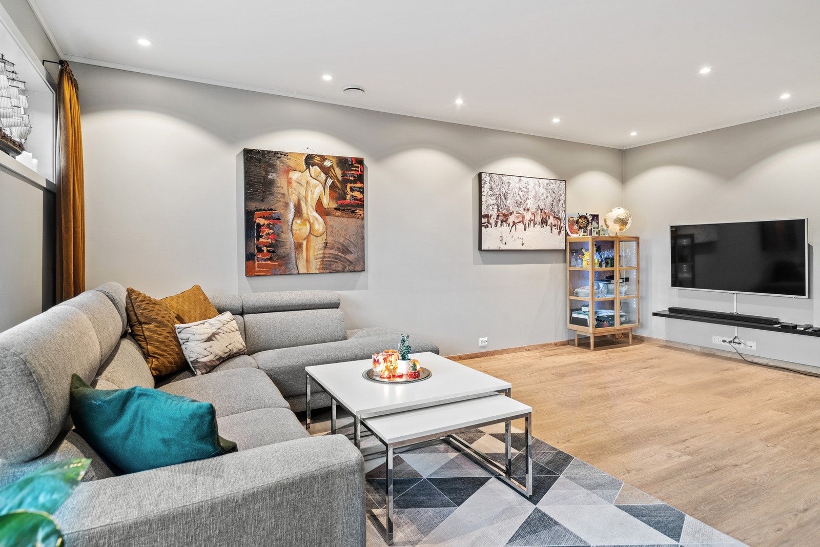 Lysspotter i taket også i stue Galleribilde