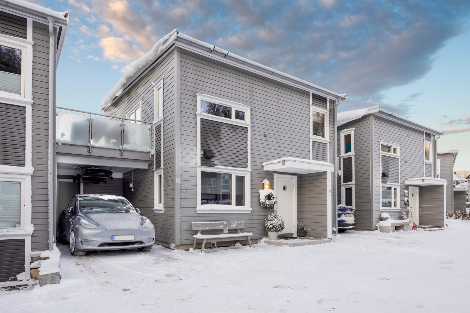 Innholdsrik og familievennlig enebolig i kjede med carport, hage, to hyggelige terrasser og fin vestvendt utsikt.