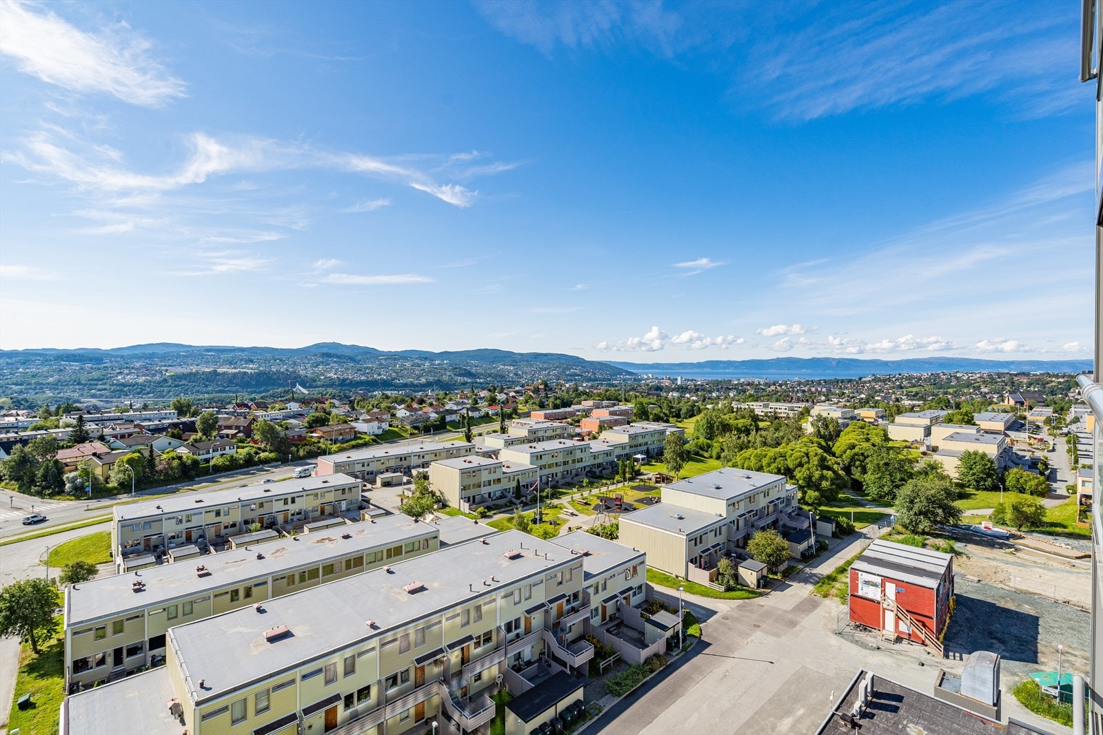 Fra leiligheten har man en fantastisk utsikt over store deler av Trondheim samt Trondheimsfjorden. Galleribilde