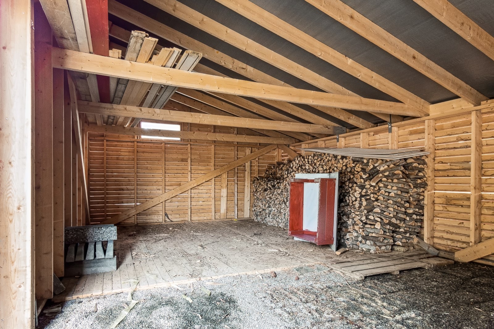 Utebod/vedbod på ca. 36 kvm. Galleribilde