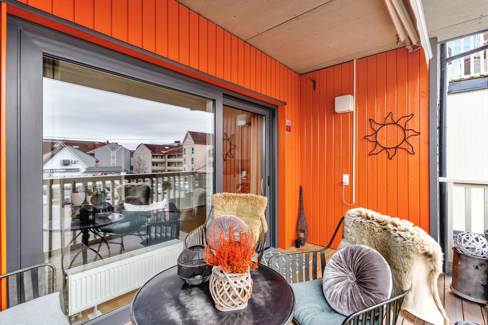 I tillegg, som en forlengelse av stuen har man også utgang til en flott balkong. Galleribilde