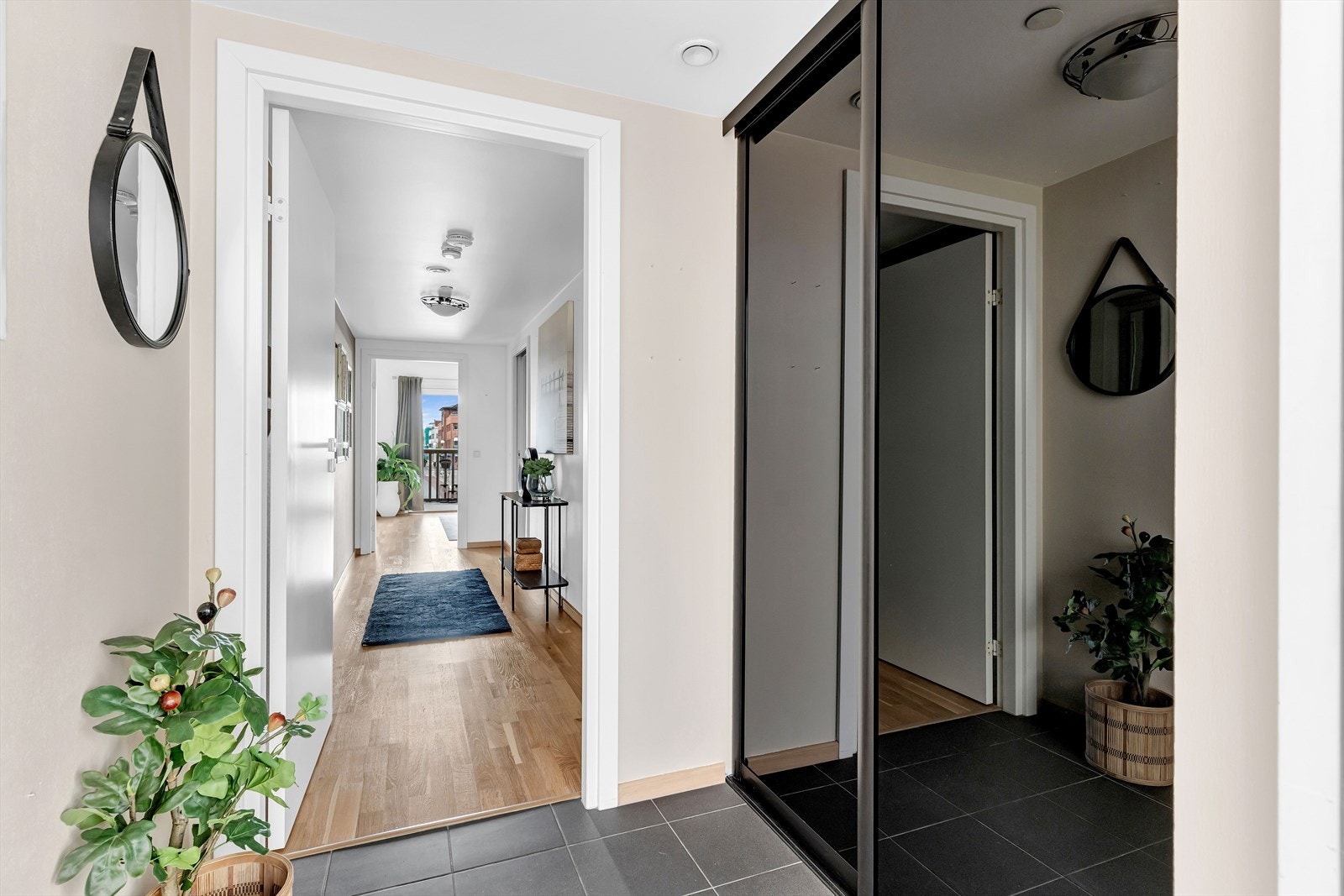 Velkommen inn! Boligen ønsker deg velkommen med en romslig entré og stor skyvedørsgarderobe. Galleribilde