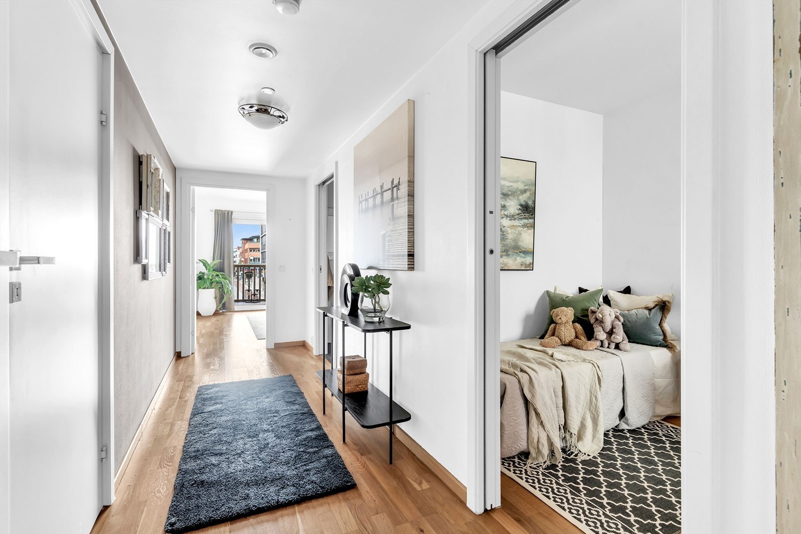 Entréen har direkte adgang til gangen som leder videre til 2 soverom, bad og stue. Galleribilde
