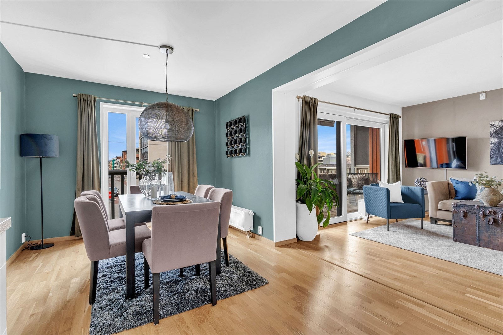 Den hyggelige spiseplassen på kjøkkenet har også tilgang til en fransk balkong, perfekt på varme sommerdager! Galleribilde