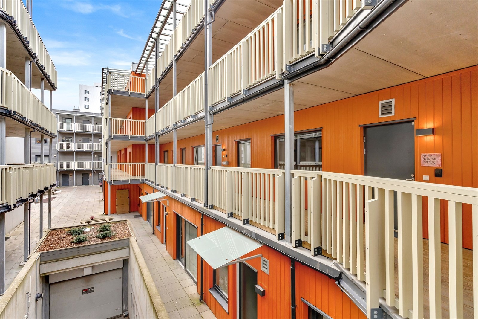 Tomt sentralt i Lillestrøm med kort avstand til de fleste fasiliteter i et område med flere nyoppførte moderne bygg med både bolig og næring. Galleribilde