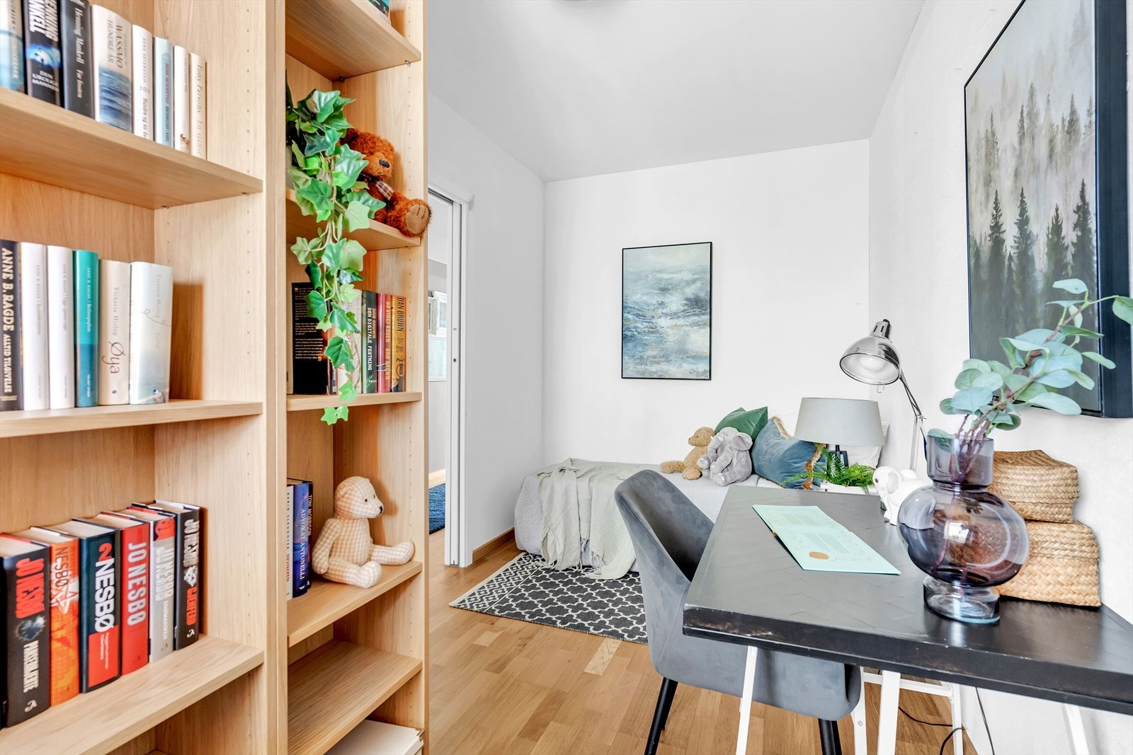 Det minste rommet passer perfekt som kontor, barnerom eller gjesterom. Galleribilde