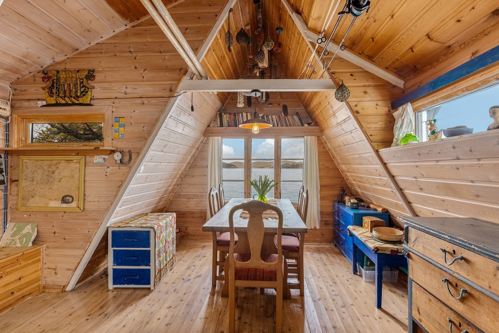 I taket over spisestuebordet henger det flere ulike garnblåser og gamle fendere som gjennom årenes løp er funnet i fjæra. Galleribilde