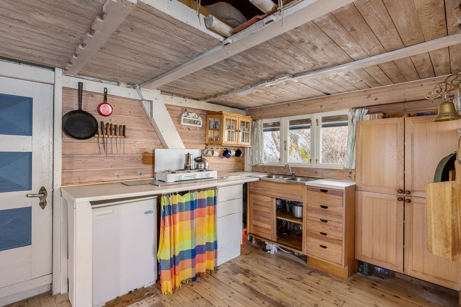 Kjøkkeninnredningen er litt "fra enhver kant" Galleribilde