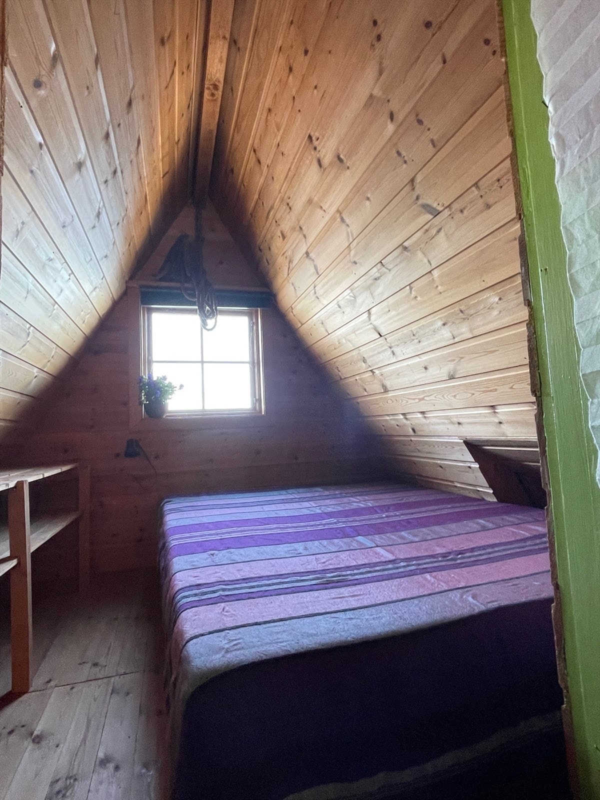 Soverom oppe med dobbeltseng. Galleribilde