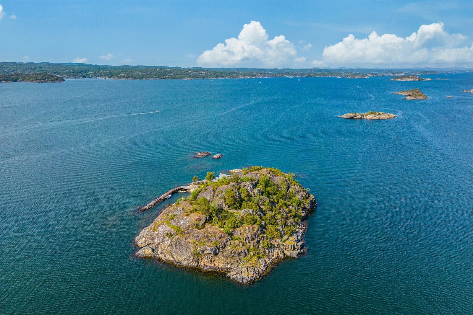 Rett på andre siden av fjorden ligger Valle. Der er det dagligvarebutikk, marina, diverse butikker, restaurant, isbar og gjestebrygger. Galleribilde