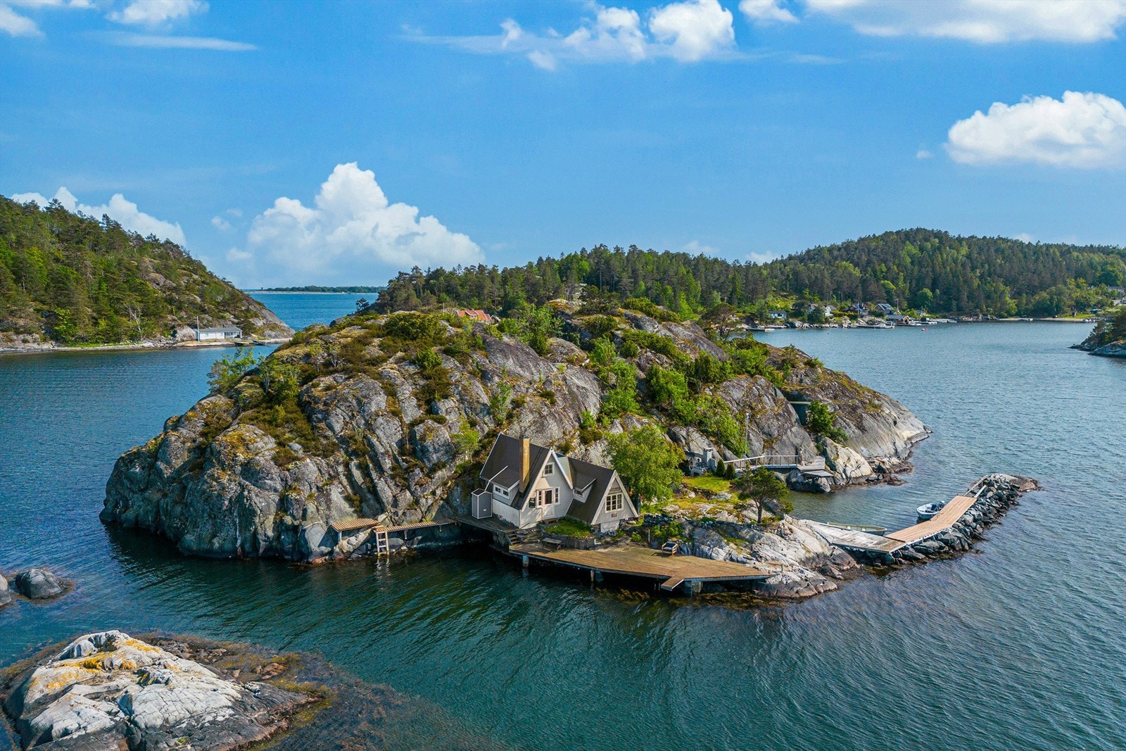 Lille Saltskjærholmen ligger skjermet og fint til blant holmer og skjær i Kragerøs skjærgård. Her har nåværende eiere feriert i generasjoner, fokuset har ligget på god mat, bading og herlige utflukter med båten. Galleribilde