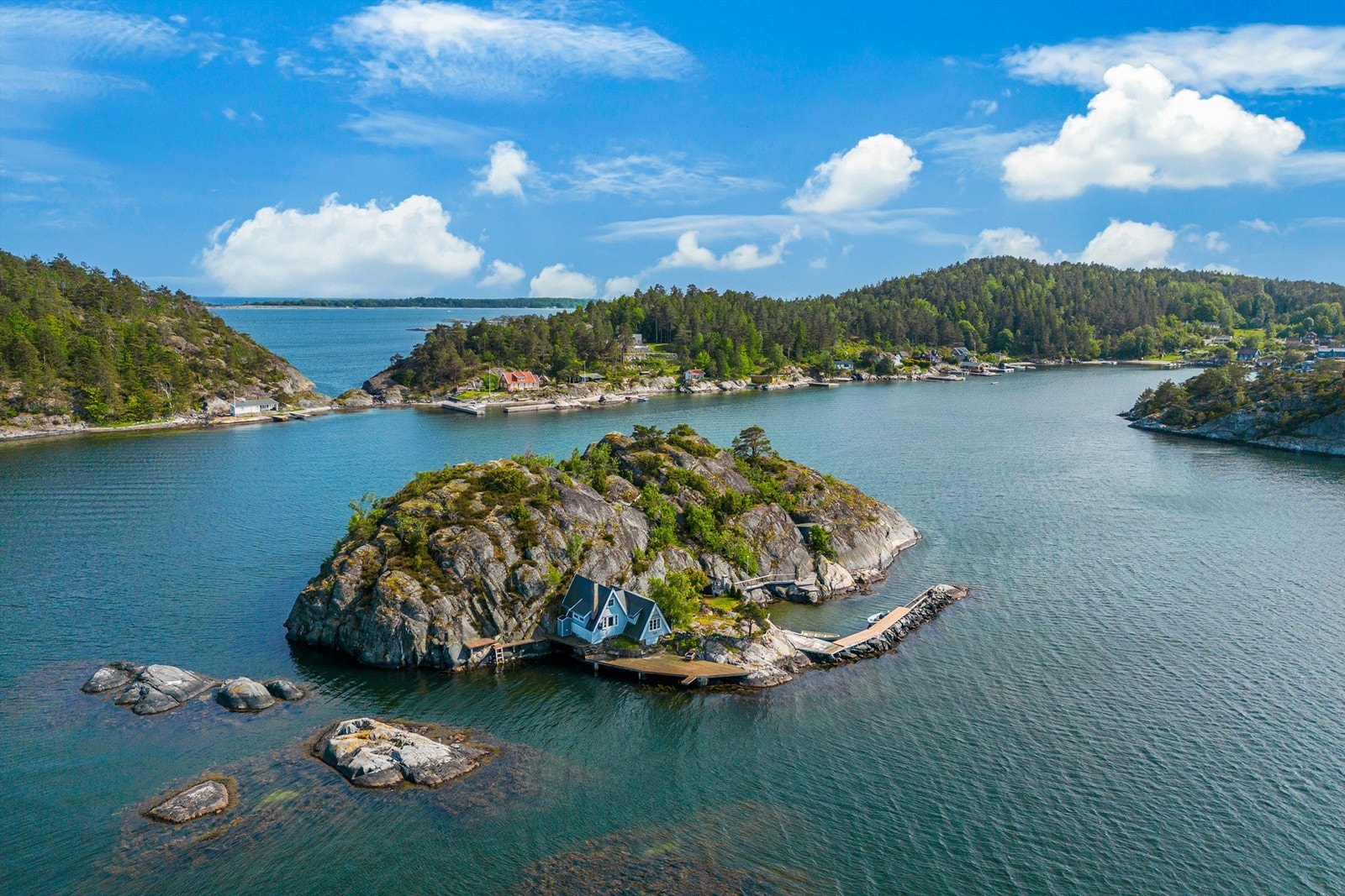 Fra øyas topp er det utsikt ut Jomfrulands gapet. Galleribilde