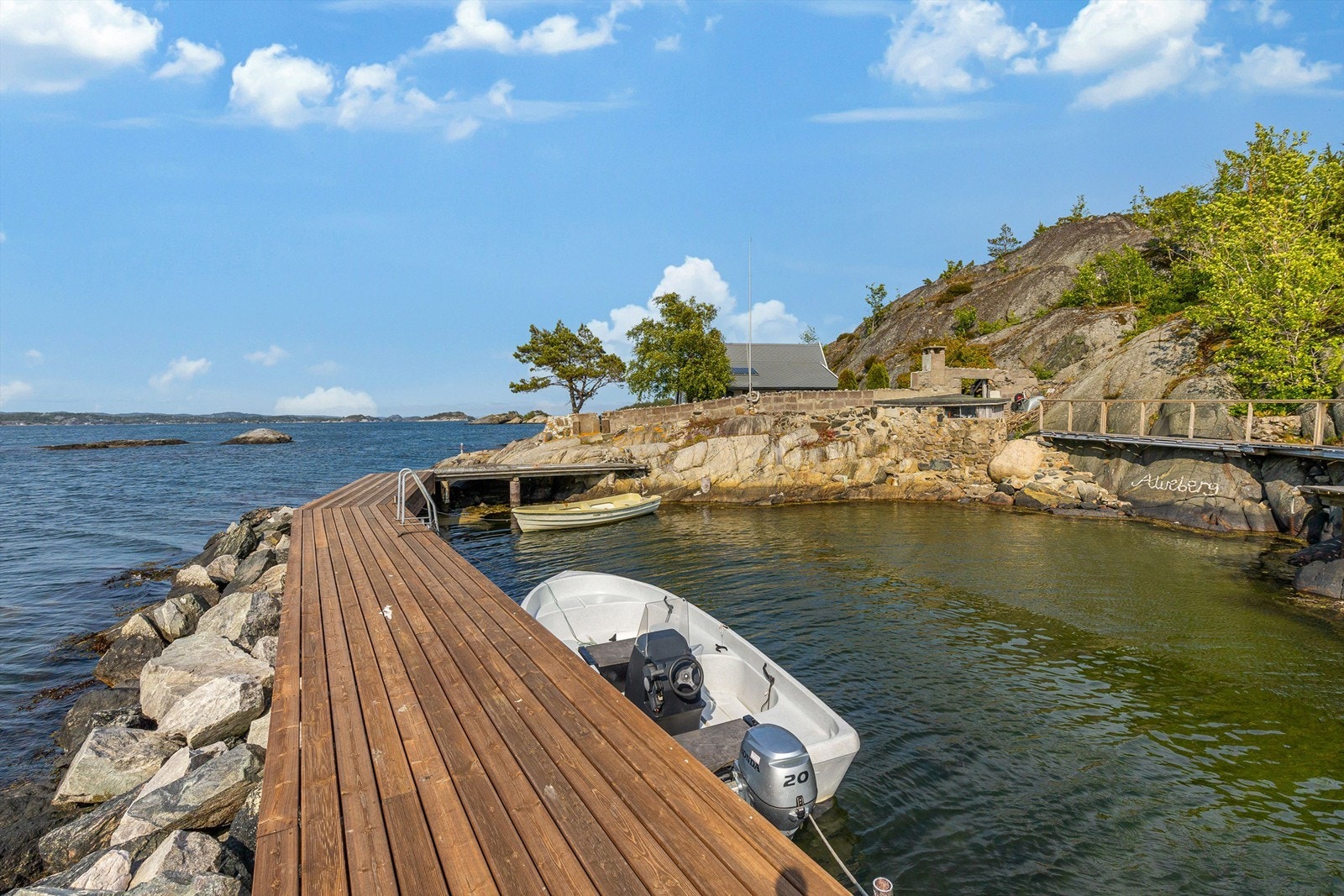 Livet om sommeren på Lille Saltskjærholmen er en ren idyll med nærhet til havet. Det er fantastisk å bare kunne hoppe i båten og dra på tur i skjærgården. Galleribilde