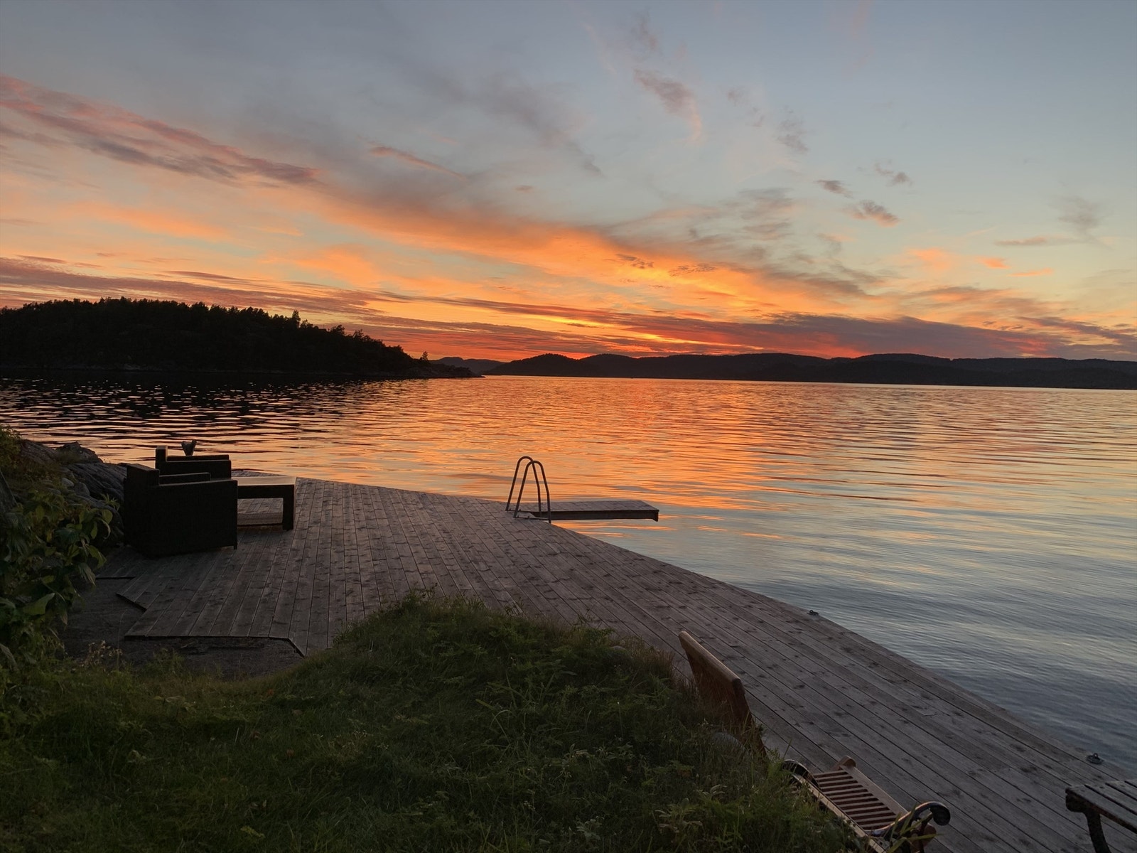 Her er det skjønt å sitte på brygga og nyte solnedgangen. Galleribilde
