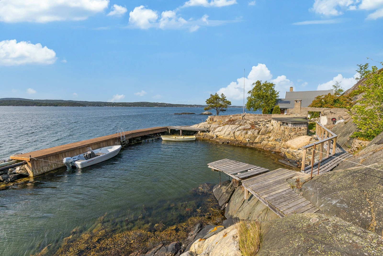 Innerst i bukten bak moloen er det en liten sjøbod som nesten går i ett med omgivelsene. Galleribilde
