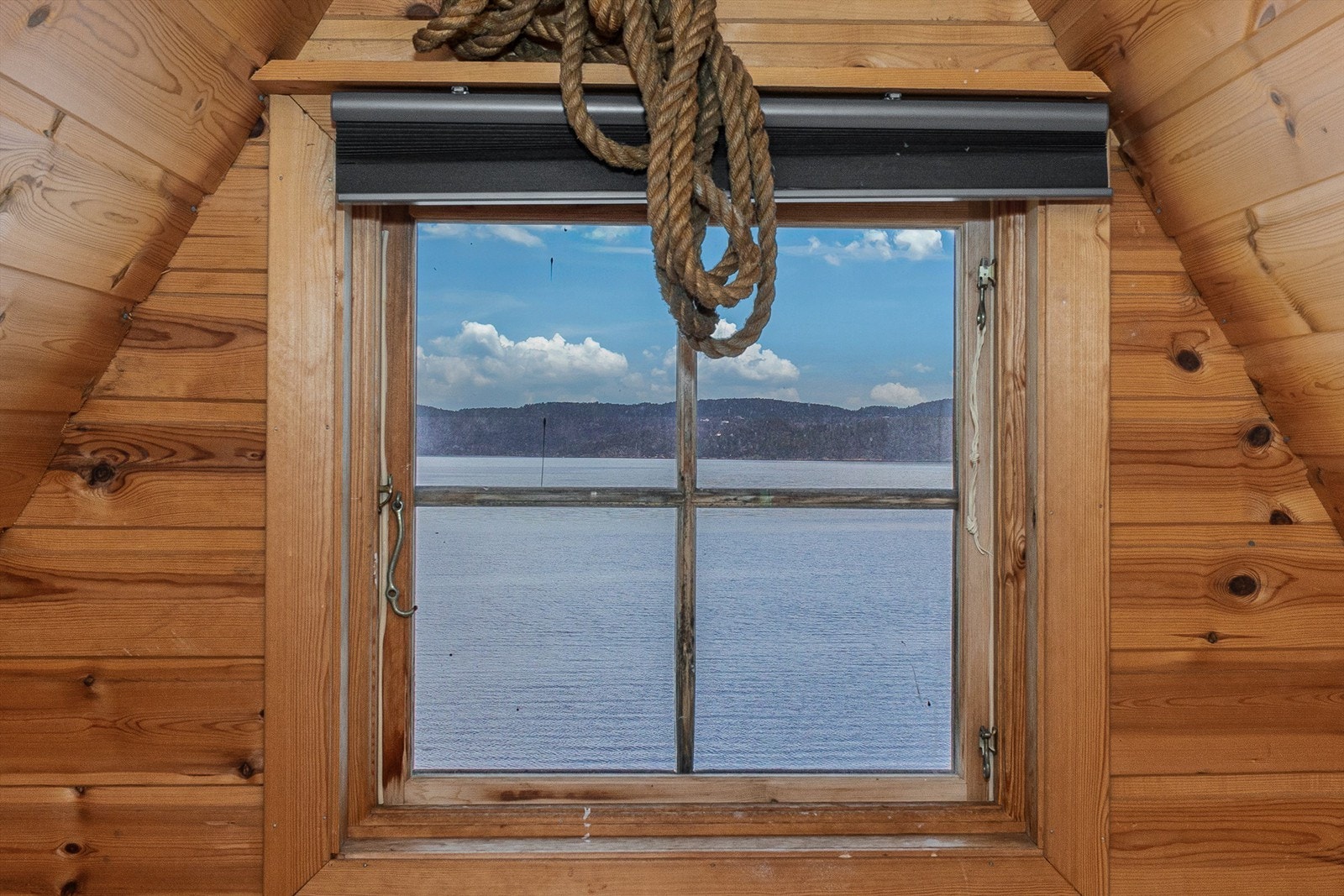 Tauet over vinduet på soverommet er ikke ment som maritim pynt, men ligger der i tilfelle det skulle bli behov for å komme ut av vinduet. Det presiseres at vinduet ikke er stort nok som godkjent rømningsvei. Galleribilde