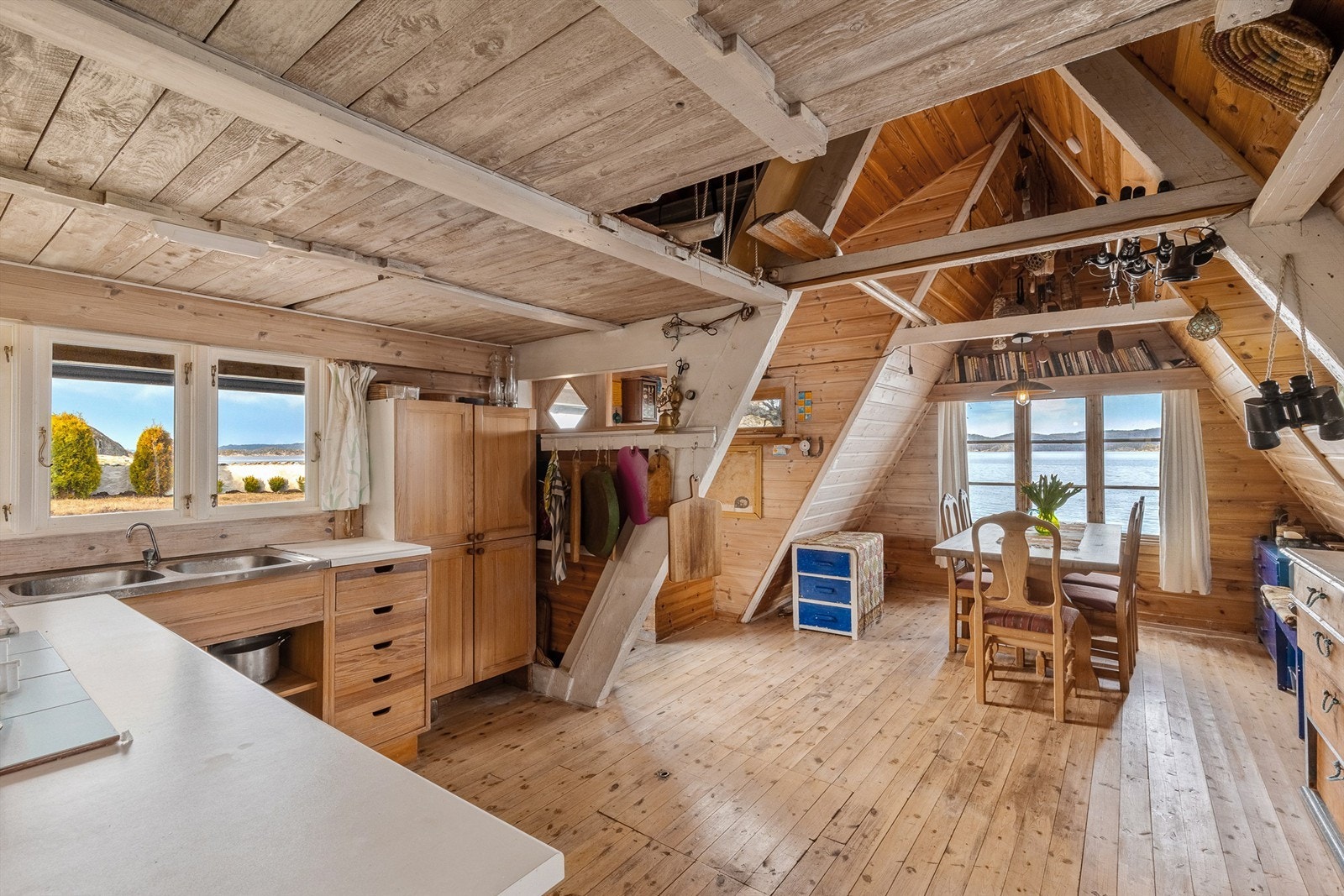 Her er det tydelig at man har tenkt praktisk. Utover at utsikten alltid er tilgjengelig, legger planløsningen til rette for god kontakt med uteområdene. Galleribilde