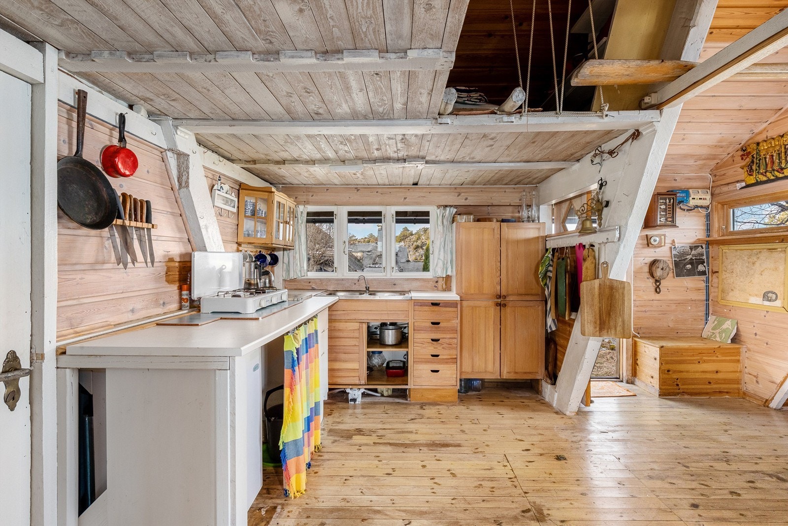 Innredningsstilen er maritim og rommene har lys panel. På veggene henger gamle fiskeredskaper, fotografier i sorthvitt og gamle sjøkart. Galleribilde