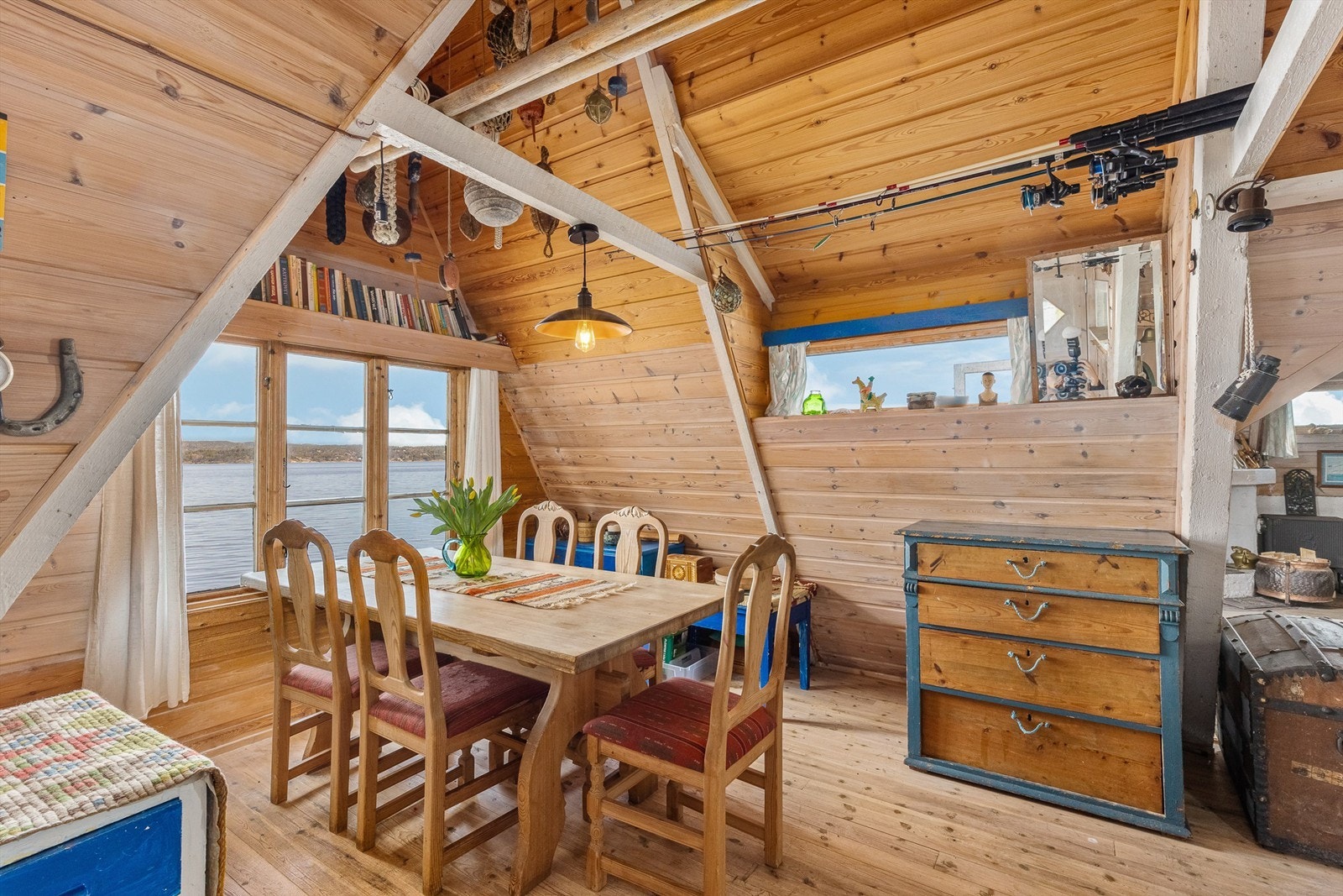 SOLIDE HISTORIER: Rundt det solide spisebordet er det fortalt mange historier som har fulgt generasjonene. Galleribilde