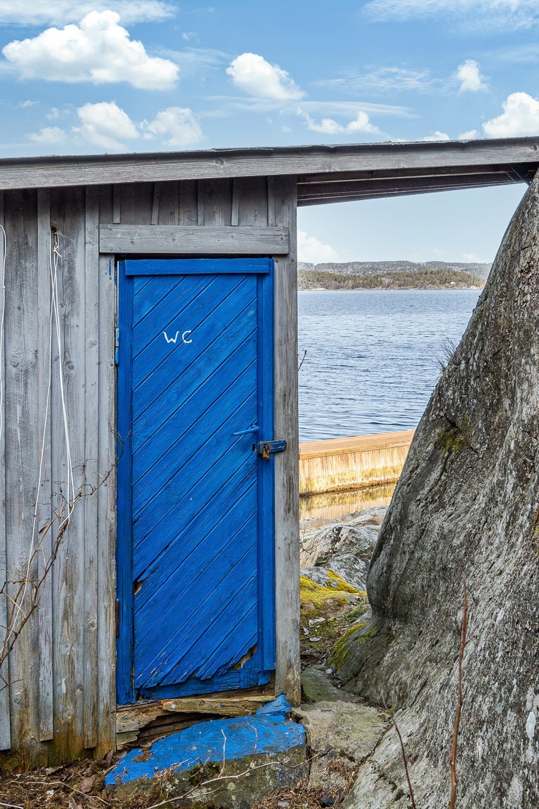 Enkel standard - utedoen med tilliggende bod ligger på den delen av øya som av nåværende eiere kaller dalen. Galleribilde