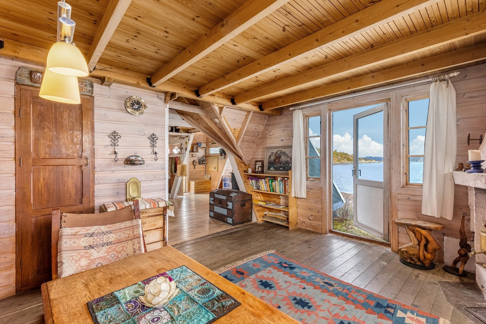 GJENBRUK: En gammel dør fra en fiskeskøyte er tatt i bruk som funksjonell dør til doen. Galleribilde