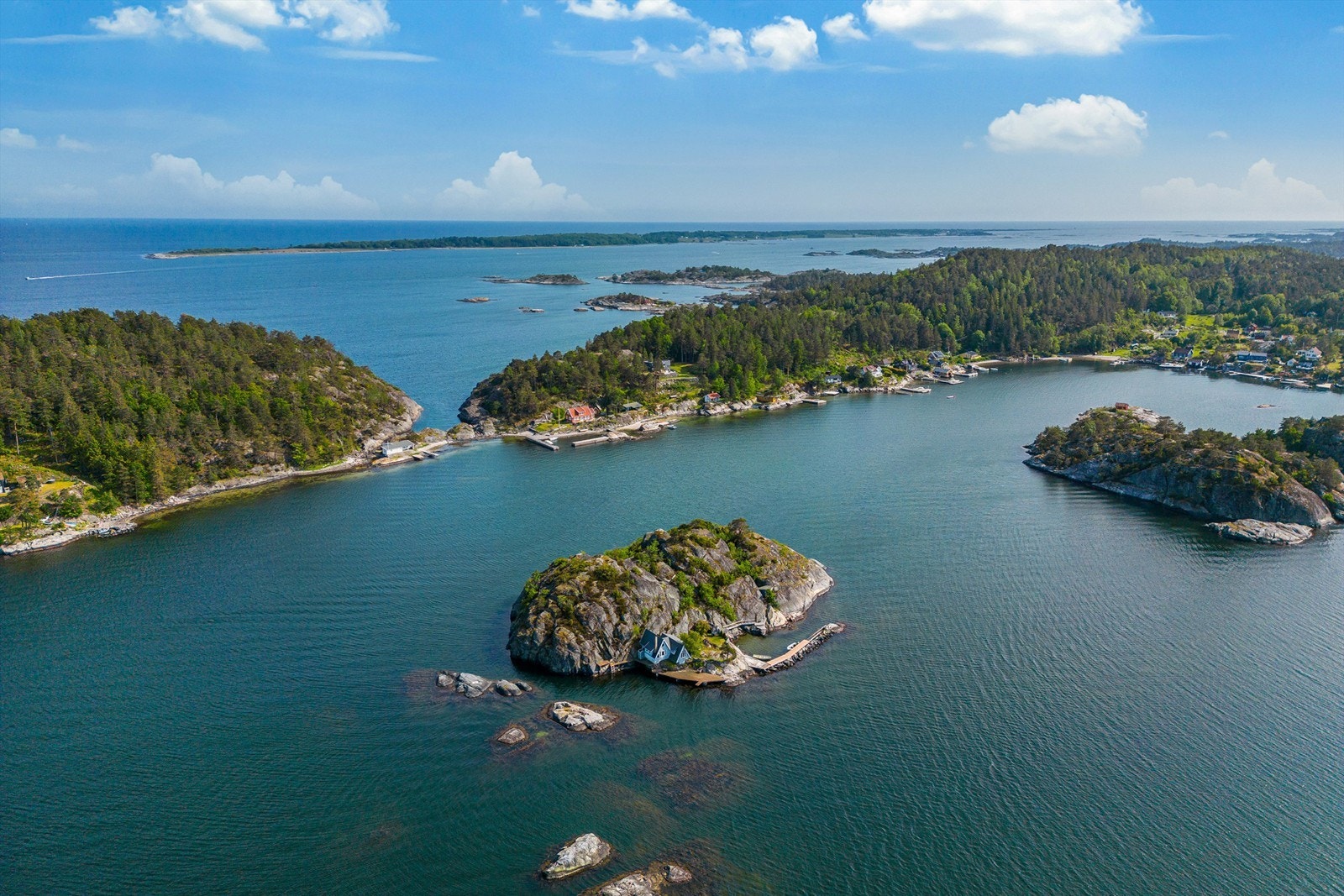 I vannkanten omgitt av blankskurte svaberg og med 180 graders sjøutsikt ligger dette sommer paradiset - Lille Saltskjærholmen. Galleribilde