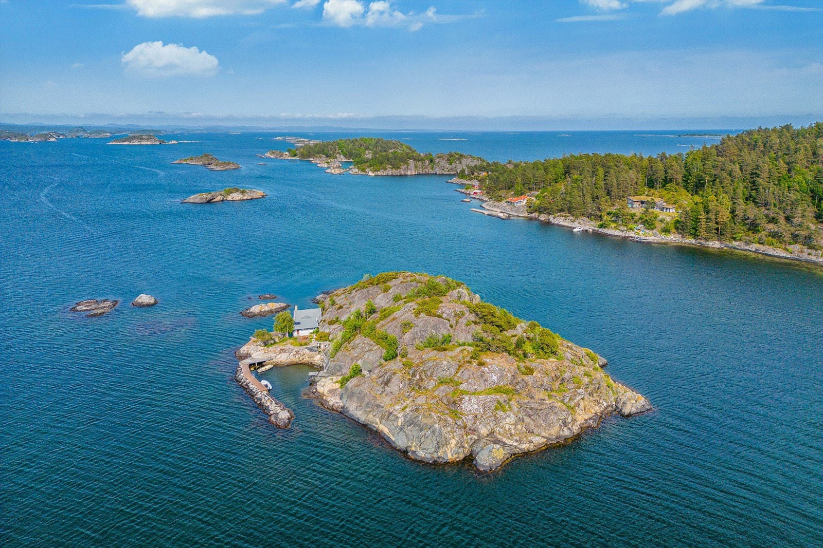 Øya ytterst mot havet i bildet heter Stråholmen. Til venstre ytterst mot havet ligger Nevlunghavn og Mølen. Galleribilde