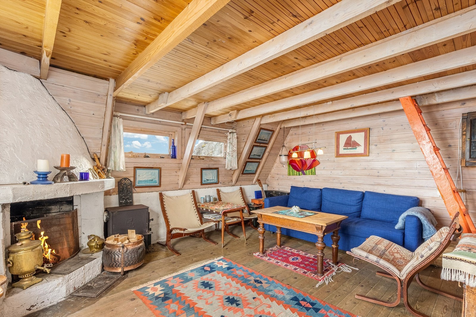 I hytta er veggene kledd med furupanel. De er fylt med maritime bilder blandet med vintage gjenstander. Hytta er møblert med gamle møbler som minner om tidligere dager. Galleribilde