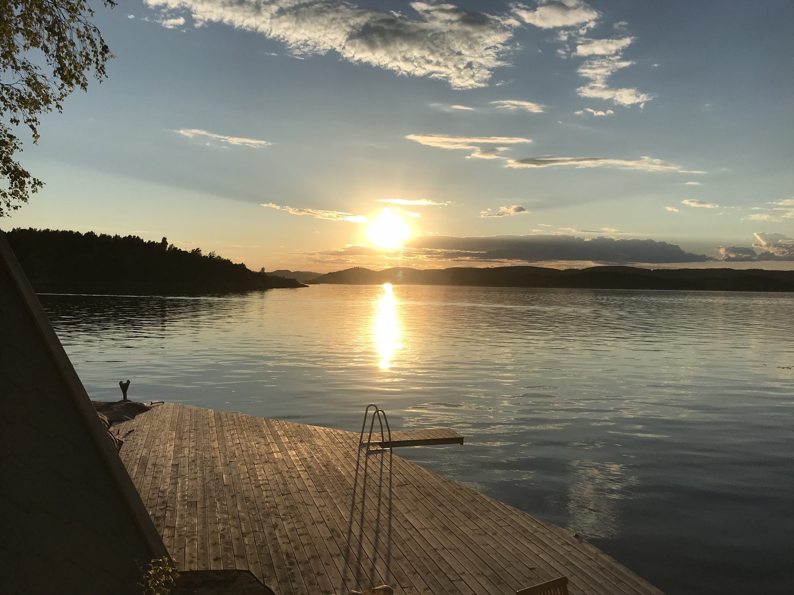 Munks solnedgang fra egen brygge. Galleribilde