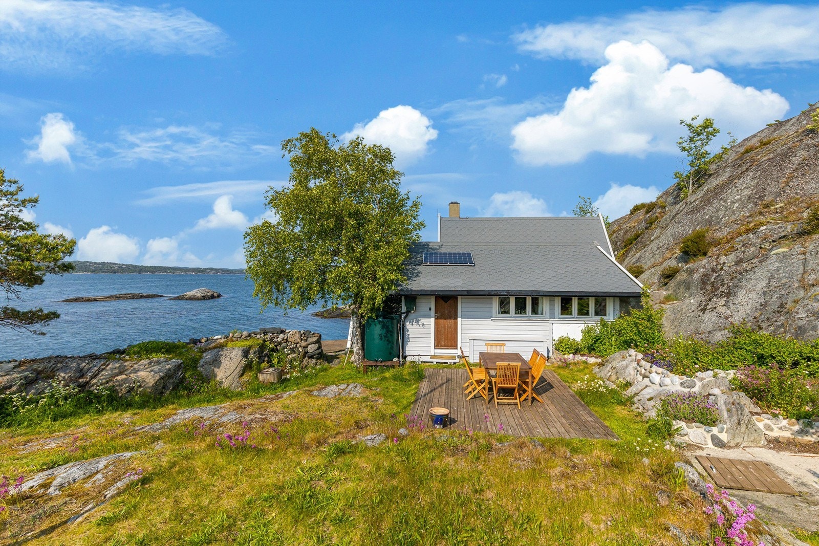 PÅ HYTTA HANDLER livet i stor grad om å være ute. Galleribilde