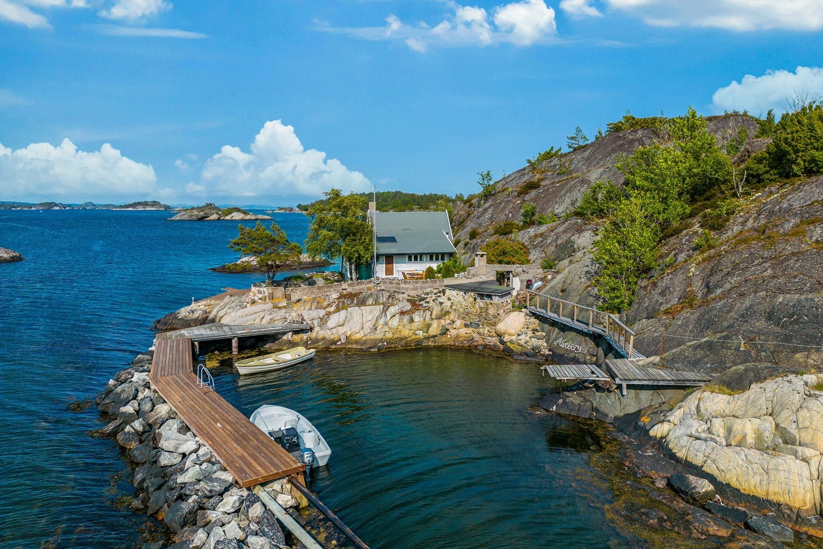 Bukta bak moloen er perfekt for bading og fisking av strandkrabber, samtidig som den gir skjermet bryggeplass. Galleribilde