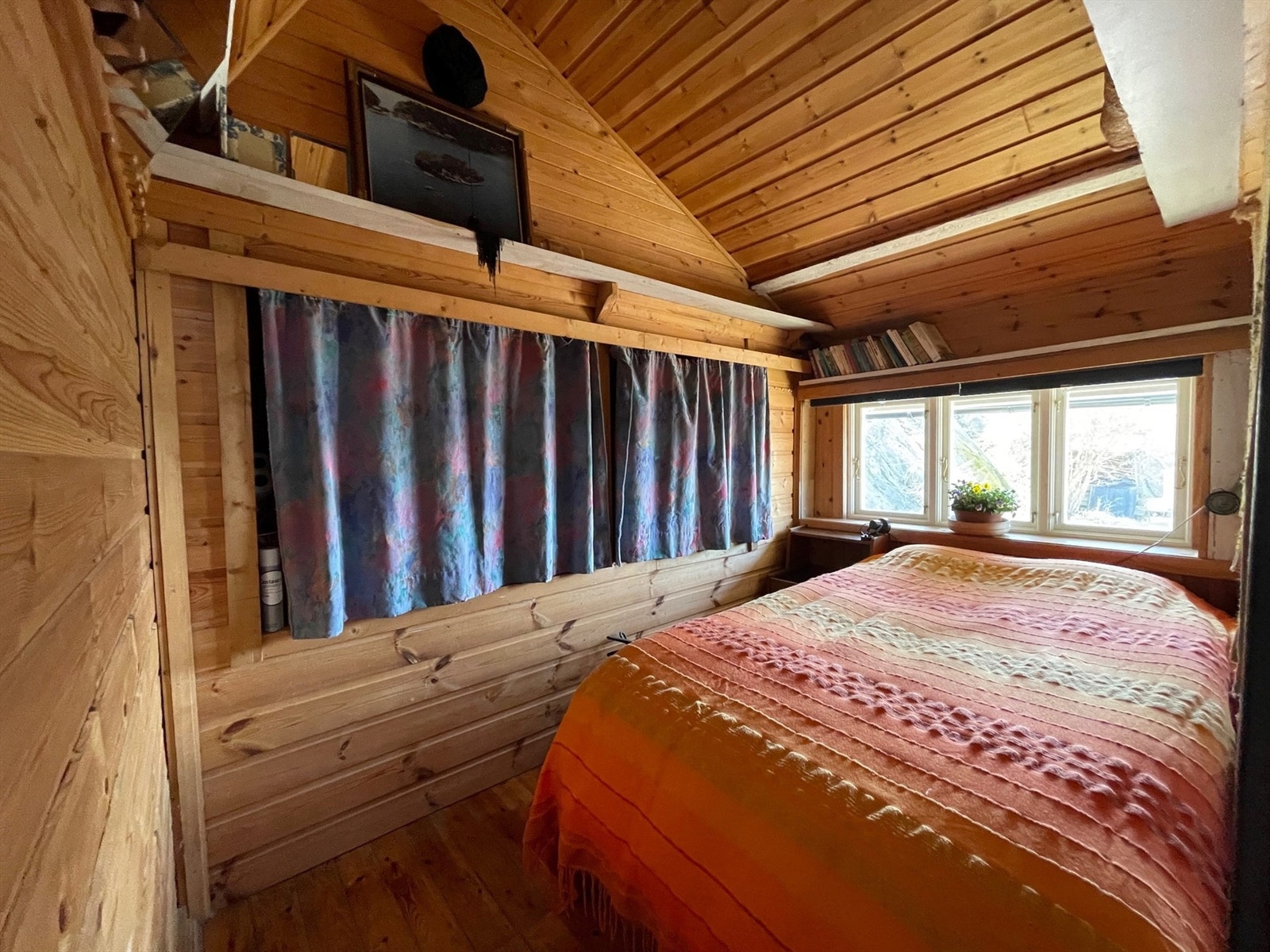 Soverom nede med dobbeltseng. Galleribilde