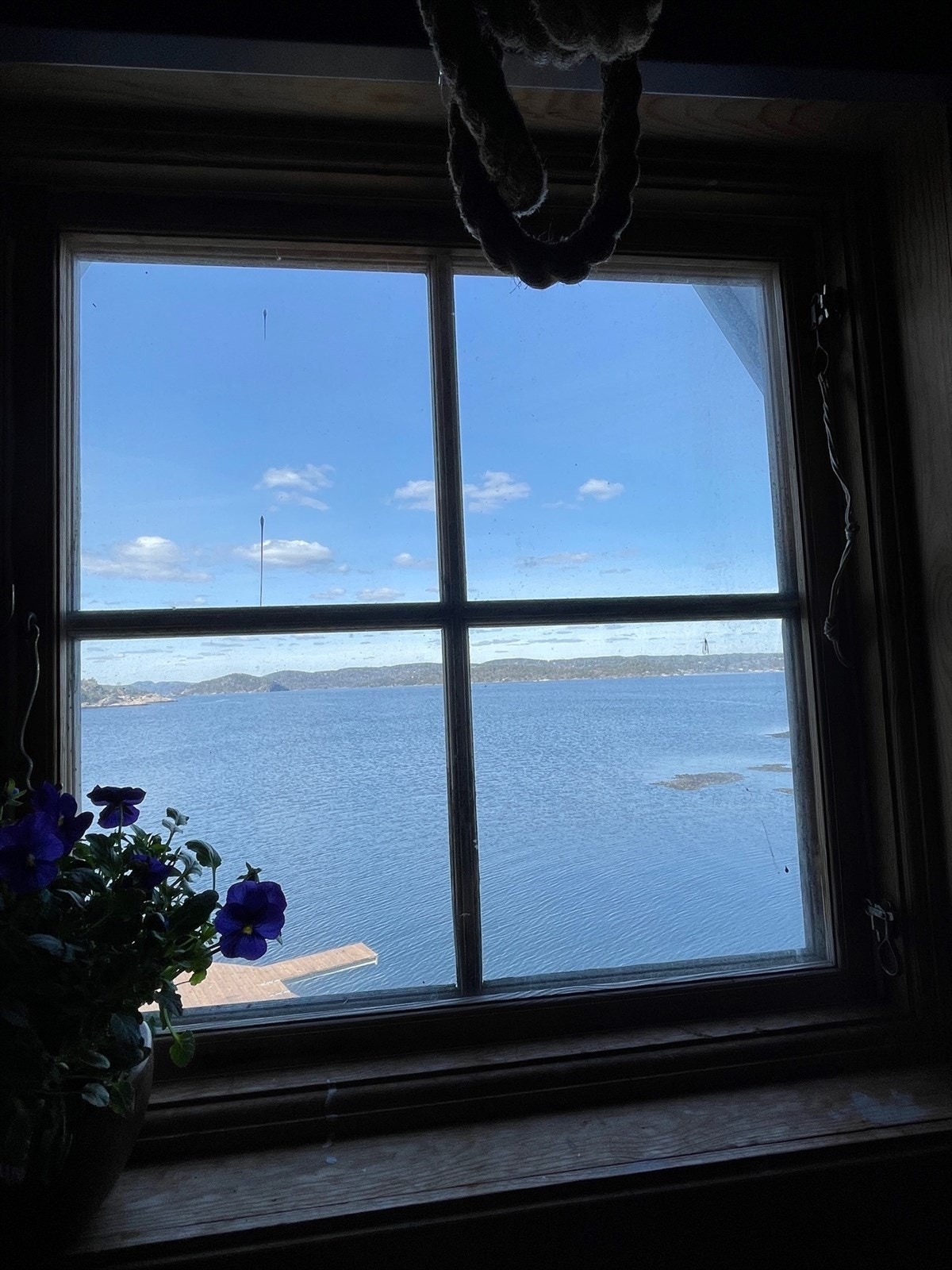 Utsikt fra vinduet mot brygga fra soverom oppe. Galleribilde