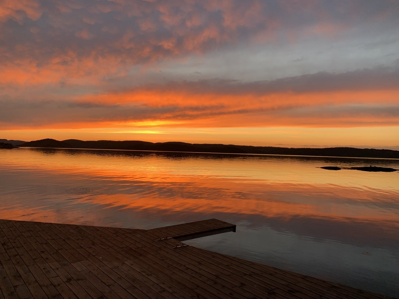 Her er det nydelig med ett kveldsbad i solnedgang etter middag på brygga. Galleribilde