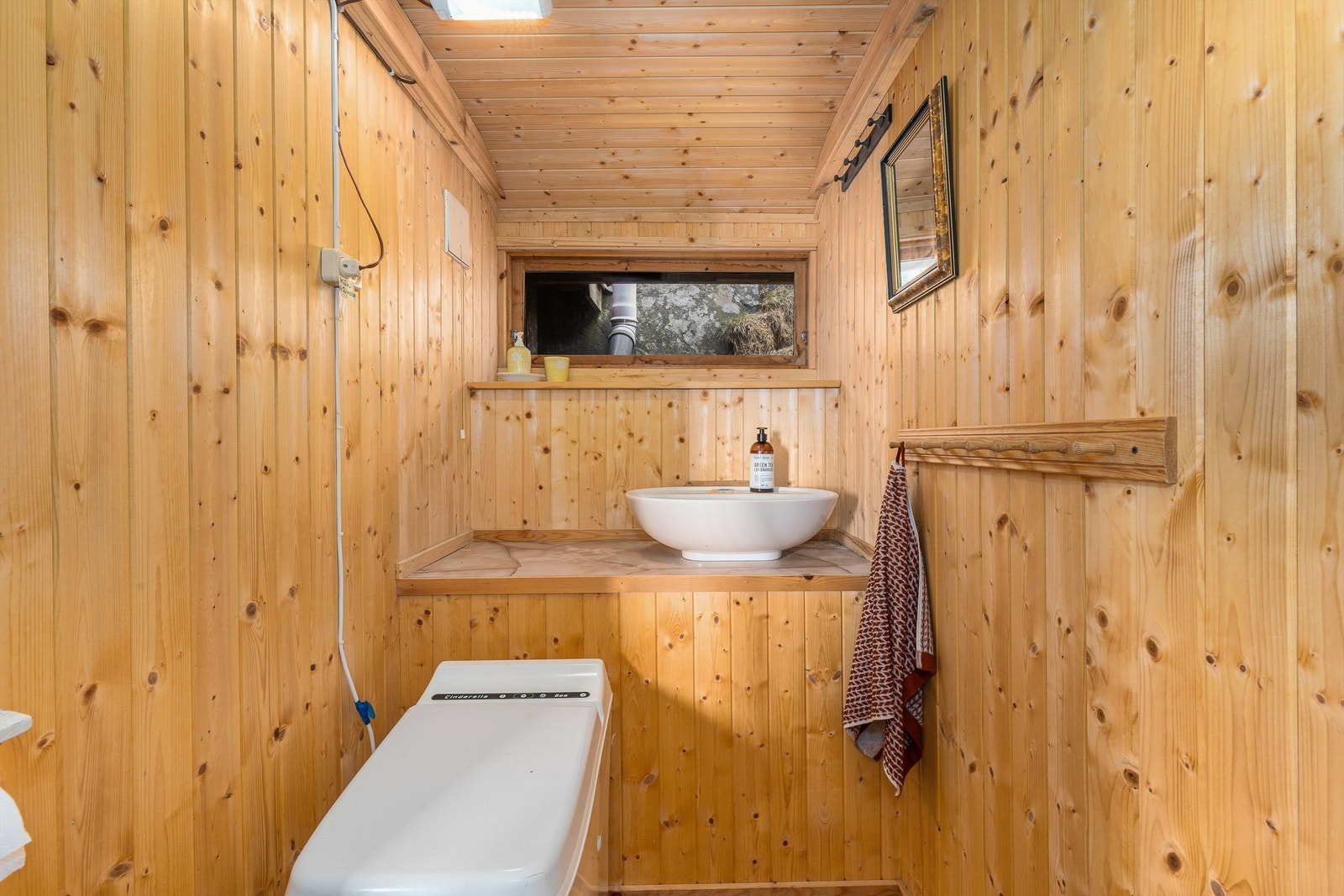 Toalettrom med forbrenningstoalett og porselensvask. Galleribilde