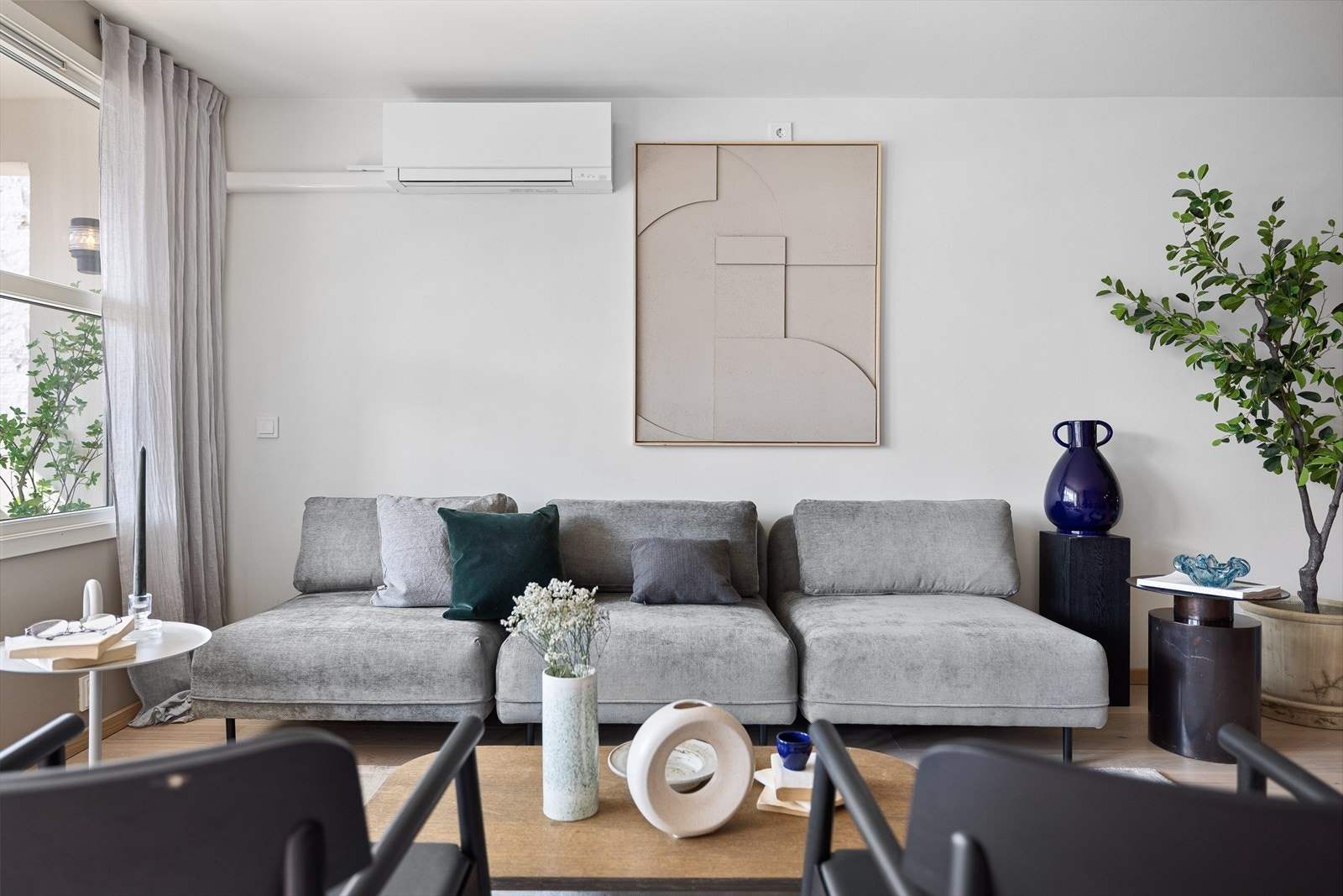 I stuen er det god plass til sofagruppe med tilhørende møblement Galleribilde