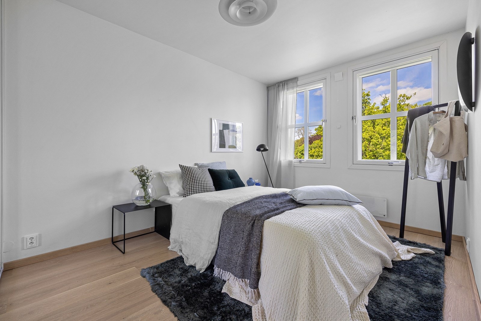 Soverom 2 er romslig og har god plass til dobbeltseng, nattbord på hver side og garderobeskap Galleribilde