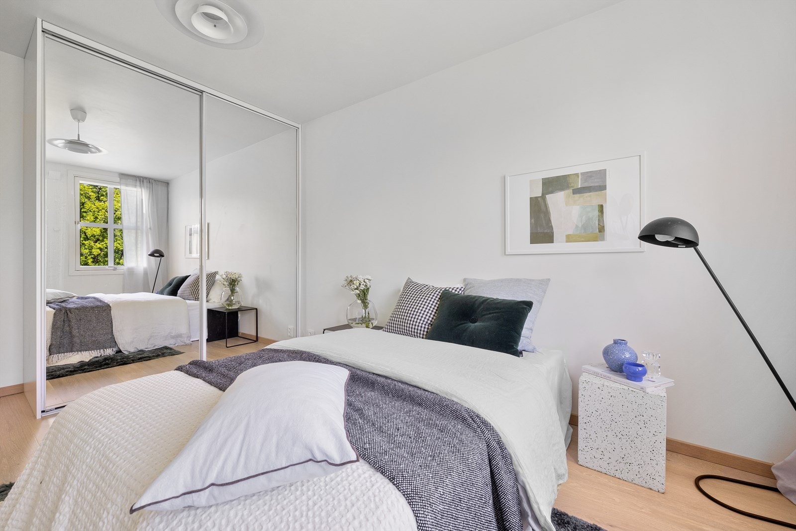 Stor skyvedørsgarderobe gir godt med lagringsplass Galleribilde