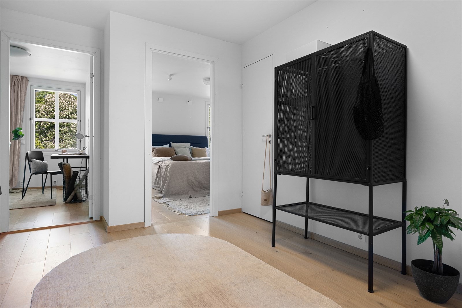 Fra gangen er det god tilknytning til alle rommene i leiligheten Galleribilde