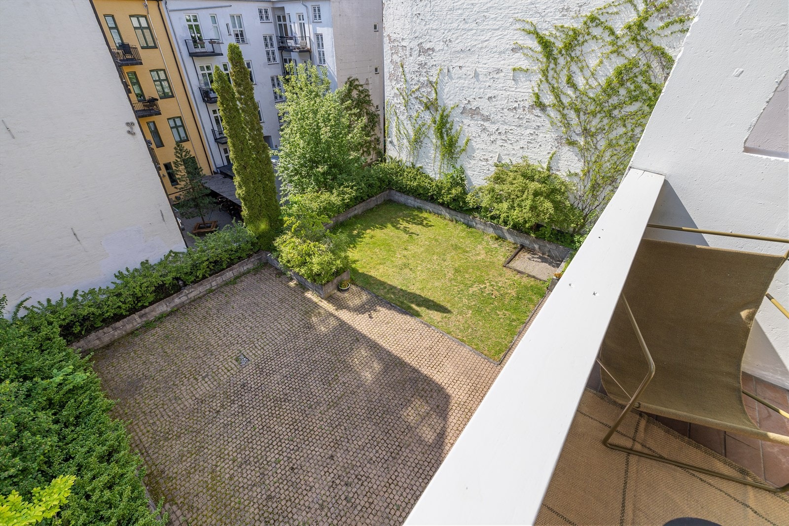 Balkongen vender mot rolig bakgård Galleribilde