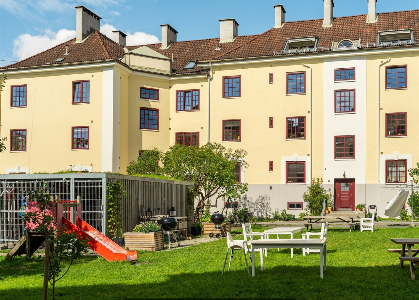 Idyllisk bakgård med flere griller og sittegrupper som kan settes sammen til langbord når du inviterer til selskap. Galleribilde