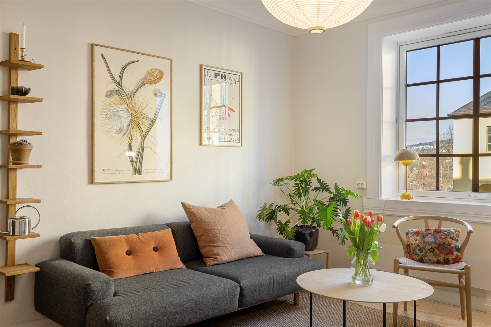 Plass til stor sofa, stuebord og øvrig møblement. Galleribilde