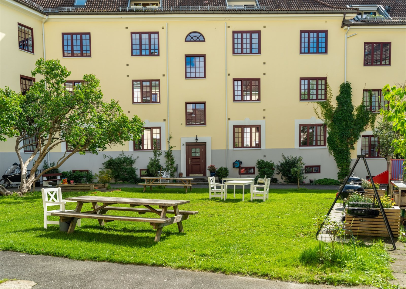 I 2018 ble fasaden pusset opp og vinduene skiftet ut. Galleribilde