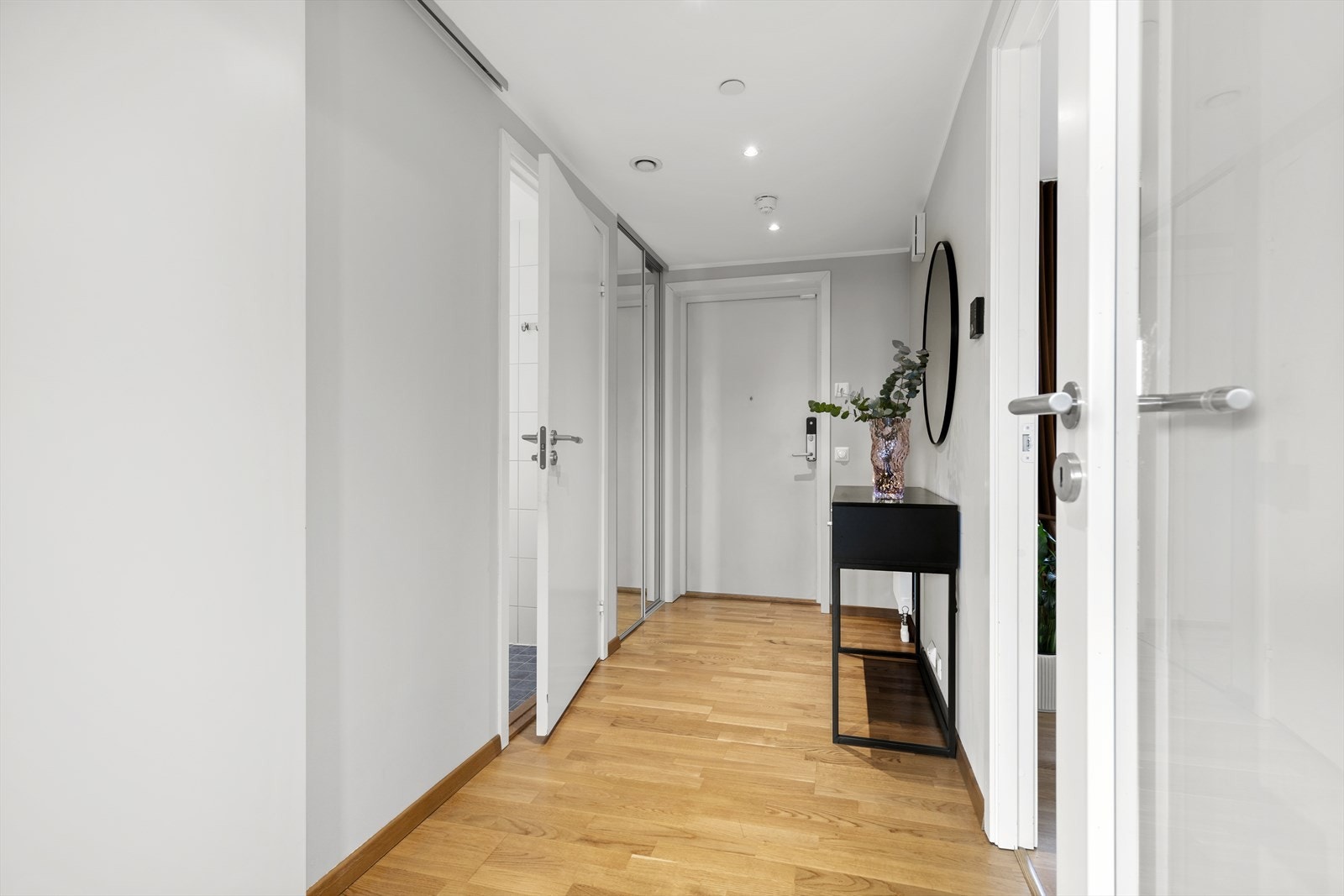 Fra gangen er det inngang til hovedsoverommet, badet og den innvendige boden. Galleribilde
