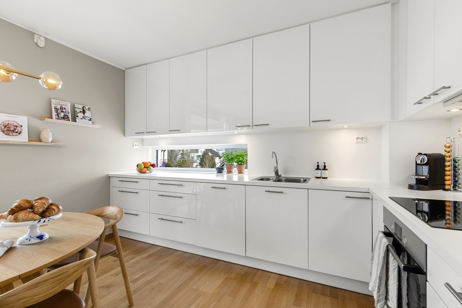 Kjøkkenet har godt med benkeplass, perfekt for den som liker å kokkelere på kjøkkenet. Galleribilde